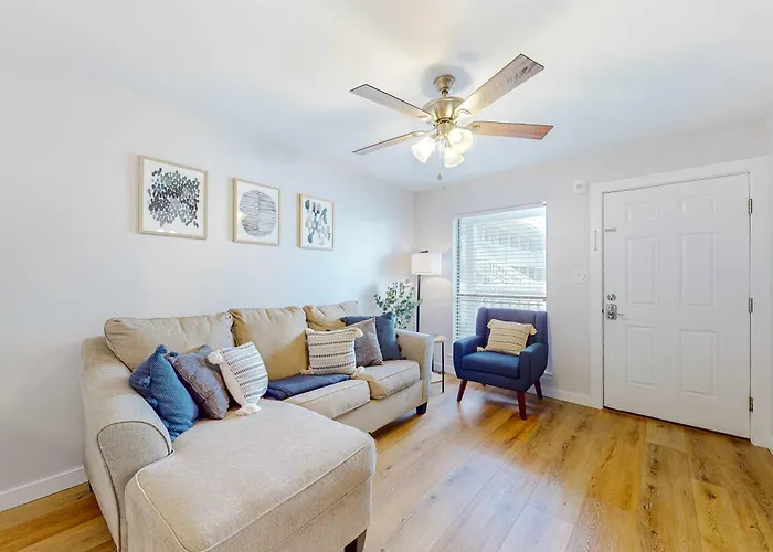 Cozy With Turquoise Pool Open Layout Smart Tvs Balcony & Ac Holiday home *