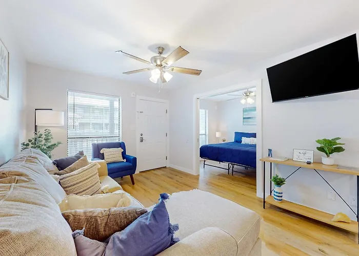 Cozy With Turquoise Pool Open Layout Smart Tvs Balcony & Ac