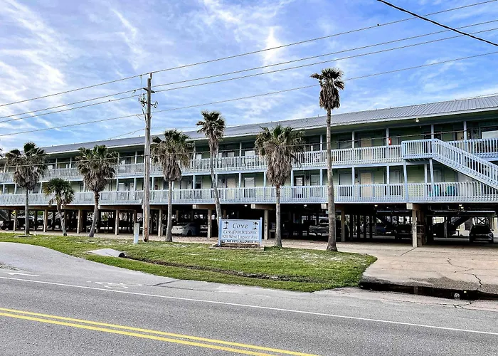 Cozy With Turquoise Pool Open Layout Smart Tvs Balcony & Ac